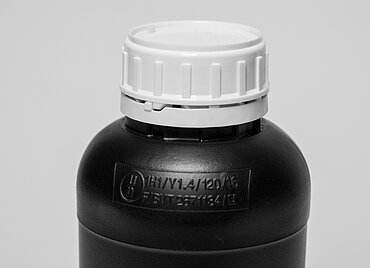 Kunststoff Rundflasche fluoriert: 1,0 Liter, Farbe: schwarz Kunststoff Rundflasche fluoriert: 1,0 Liter, Farbe: schwarz