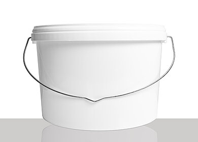 Plastic oval bucket: 5,8 liter, colour: white
